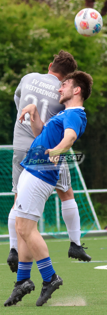 SV Enger-Westerenger - TuS Bruchmühlen | Auf dem Bild zu sehen: grau SV Enger-Westerenger: Steven Croppenstedt ; blau TuS Bruchmühlen: Deniz Ali Parlak SV Enger-Westerenger, TuS Bruchmühlen, Saison 25/26, Kreisliga A, Enger, Deutschland - Realisiert mit Pictrs.com
