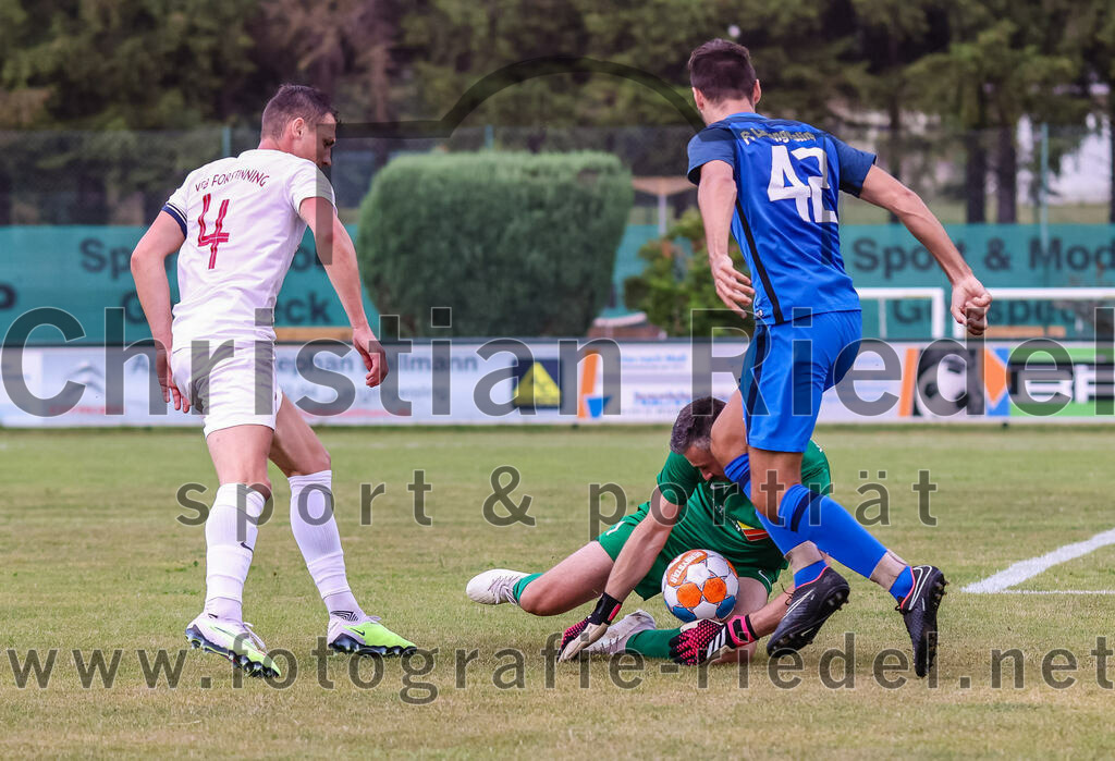 2023-06-30_062_FC_Langengeisling_gegen_VfB_Forstinning | Erding, Deutschland, 30.06.2023:
Fußball, Bezirksliga Oberbayern Ost 2023 / 2024, Testspiel, FC Langengeisling gegen VfB Forstinning, Endergebnis: 3:0

Mathias Hirt (VfB Forstinning, #4), Torwart Marko Susac (VfB Forstinning, #1), Severin Stenzel (FC Langengeisling, #42)https://www.fotografie-riedel.net/3376024?acc_token=a76dd4

Foto: Christian Riedel / fotografie-riedel.net