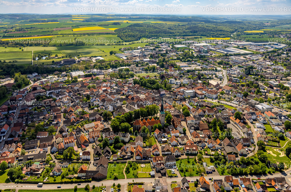 Brakel240504798 | Luftbild, Wohngebiet Ortsansicht mit Altstadt Brakel und kath. Kirche St.Michael, Fernsicht mit Wiesen und Feldern, Brakel, Ostwestfalen, Nordrhein-Westfalen, Deutschland