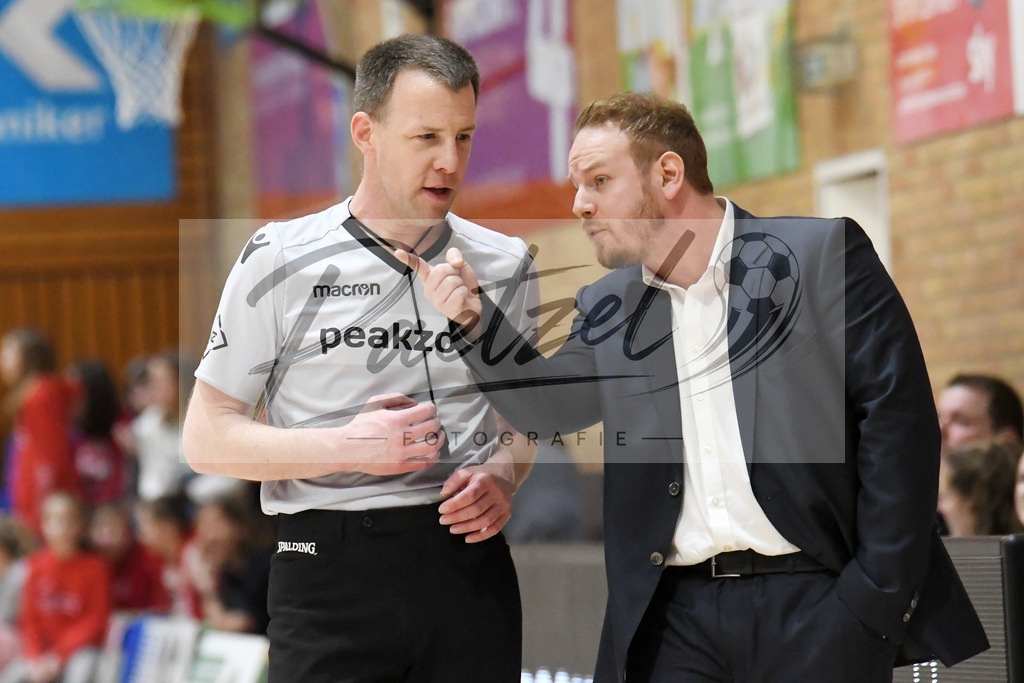 20200126_PANHAL_0055 | Basketball, Frauen: Trainer Mario Zurkowski (GiroLive-Panthers Osnabrück) diskutiert mit dem Schiedsrichter beim Spiel der Toyota DBBL zwischen GiroLive-Panthers Osnabrück vs. GISA LIONS SV Halle am 26.01.2020 im Panthers Dome in Osnabrück, Deutschland.(Foto von Nico Paetzel) - Realisiert mit Pictrs.com