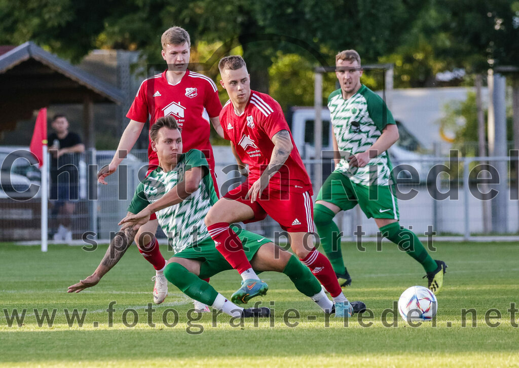 2023-08-11_049_FC_Finsing_gegen_SV_Eichenried | Finsing, Deutschland, 11.08.2023:
Fußball, Kreisliga 2023 / 2024, 4. Spieltag, FC Finsing gegen SV Eichenried, Endergebnis: 3:0

Fabian Kövener (FC Finsing, #12), Max Geltl (SV Eichenried, #17), Philipp Tholl (FC Finsing, #4)

Foto: Christian Riedel / fotografie-riedel.net