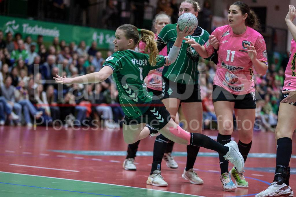 Handball, 2. Bundesliga Frauen, SV Werder Bremen - Füchse Berlin | Farina Meyer (SV Werder Bremen, 5) beim Wurf, am Ball, Spielszene, Aktion, Action