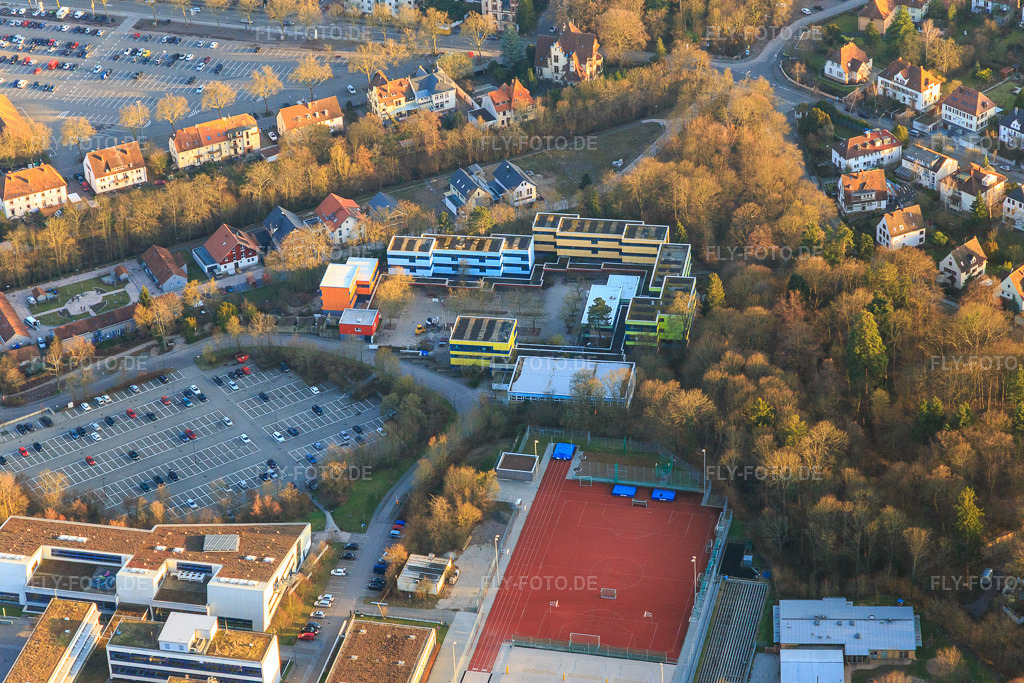 Luftbild: Parkplatz der Rheinland-Pfälzische Technische Universität, Campus Landau und Konrad-Adenauer-Realschule plus mit Fachoberschule Technik/Umwelt in Landau in der Pfalz im Bundesland Rheinland-Pfalz in Deutschland. Foto: IMG_097413.jpg vom 10.03.2017 durch Werner Riehm/FLY-FOTO.deRPTU.DE