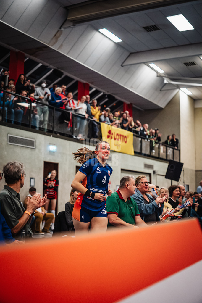 Volleyball | Frauen | Saison 2025/2026 | Volleyball Bundesliga | ETV Hamburger Volksbank Volleys vs. Ladies in Black Aachen | 29.10.2025 | Sarah Stiriz (#4, ETV Hamburger Volksbank Volleys) läuft in die Halle ein