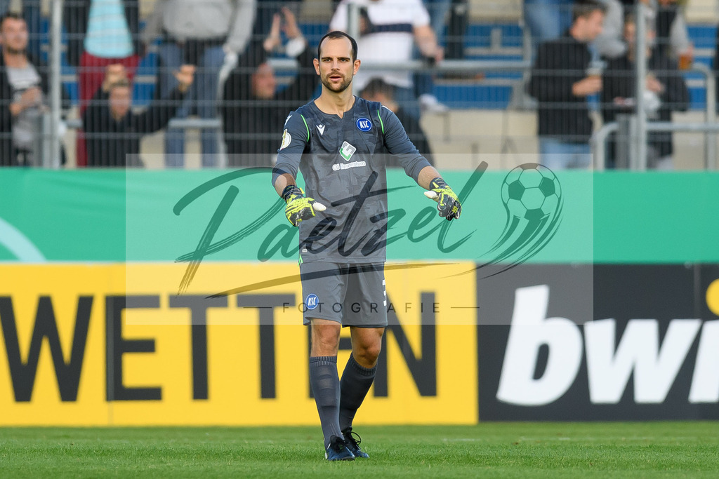 LOTKSC20210809_240 | Fussball, Herren: Torwart Marius Gersbeck (Karlsruher SC) schaut beim Spiel der 1. Runde im DFB-Pokal zwischen SF Lotte und Karlsruher SC im Stadion am Lotter Kreuz am 09.08.2021 in Lotte, Deutschland.DFB / DFL REGULATIONS PROHIBIT ANY USE OF PHOTOGRAPHS AS IMAGE SEQUENCES AND/OR QUASI-VIDEO. - Realisiert mit Pictrs.com
