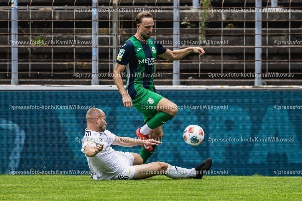 xKWI02082501044 | 02.08.2025, xkwix, Fußball, Regionalliga West, FC Gütersloh - 1. FC Bocholt, Ohlendorf Stadion im Heidewald: Patrick Kurzen (1.FC Bocholt #7) im Zweikampf gegen Julius Langfeld ( FC Gütersloh #10 ) 