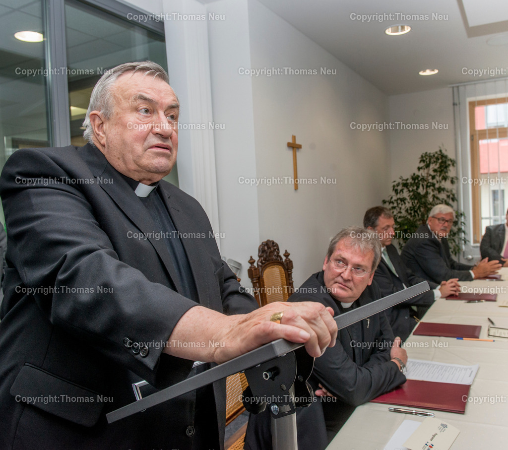 _DSC4792 | Bensheim,HGH, Veretragsunterzeichnung mit Karl Kardinal Lehmann,Dr. Peter Kurz Oberbuergermeister Mannheim, Pfarrer Angelo Stiponovich, Alfred Daenzer, Geschaeftsfuehrer Uniklinik Mannheim , Bild: Thomas Neu