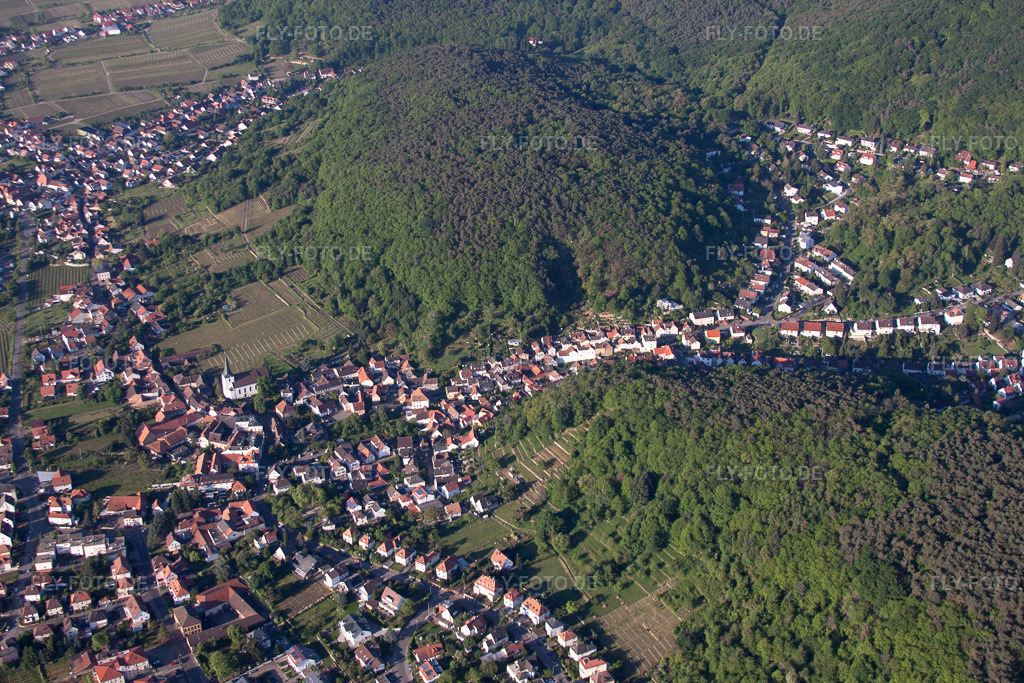 Luftbild: Ortsansicht von Norden im Ortsteil Hambach an der Weinstraße in Neustadt im Bundesland Rheinland-Pfalz in Deutschland. Foto: IMG_64684.jpg vom 04.05.2014 durch Werner Riehm/FLY-FOTO.de