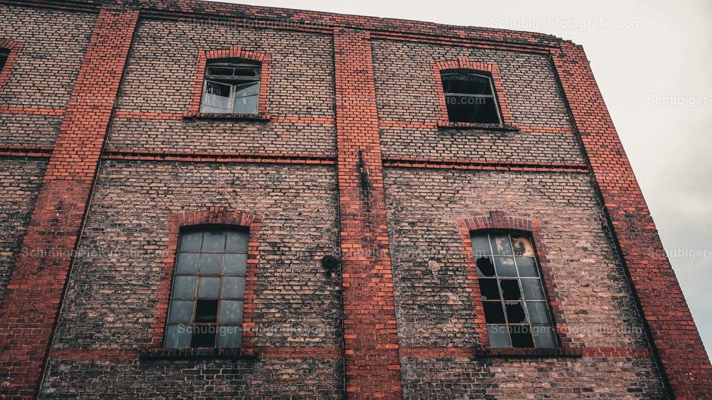 Fabrikgebäude | Fabrikgebäude mit Ziegelsteinmauern und zerbrochenen Glasfenster - Realisiert mit Pictrs.com