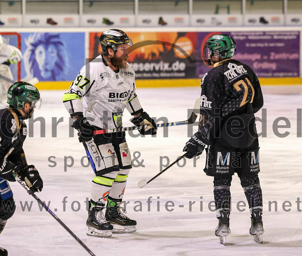 2024-03-01_132_TSV_Erding_gegen_ERSC_Amberg | Erding, Deutschland, 01.03.2024:
Eishockey, Bayernliga Playoffs 2023 / 2024, 5. Spieltag, TSV Erding gegen ERSC Amberg, Endergebnis: 9:0

Daniel Krieger (ERSC Amberg, #97), Erik Modlmayr (Erding Gladiators, #21)

Foto: Christian Riedel / fotografie-riedel.net
