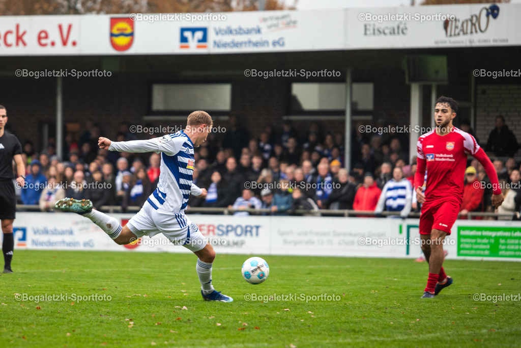 Fussball, Niederrheinpokal, SV Sonsbeck - MSV Duisburg, 16.11.2025, Willy-Lemkens-Sportpark | 16.11.2025, Fussball, Niederrheinpokal, SV Sonsbeck - MSV Duisburg: Florian Krüger (MSV Duisburg #26) trifft zum 0:1 - Realisiert mit Pictrs.com