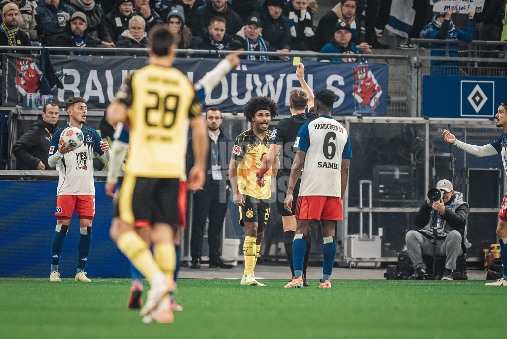 Fußball | Männer | Saison 2025/2026 | 1. Fußball-Bundesliga | 10. Spieltag | Hamburger SV vs. Borussia Dortmund | 08.11.2025 | Karim Adeyemi (#27, Borussia Dortmund) sieht von Schiedsrichter Tobias Reichel die Gelbe Karte