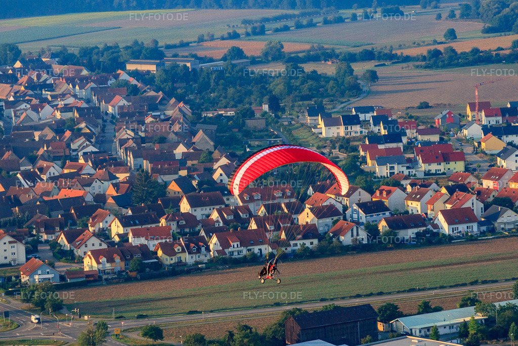 Luftbild: Paragleiter über dem Ort im Ortsteil Büchenau in Bruchsal im Bundesland Baden-Württemberg in Deutschland. Foto: IMG_52789.jpg vom 05.09.2012 durch Werner Riehm/FLY-FOTO.deAuflösung des Originals: 4307 x 2872 px