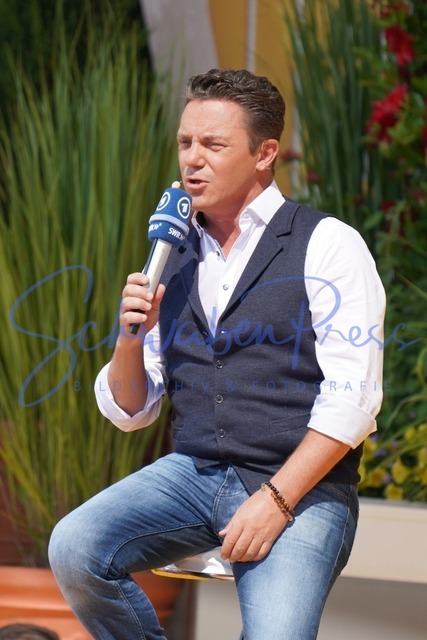 250623Ho3030 | Stefan Mross - Immer wieder sonntags, Staffel 6

Ausverkauftes Haus und hochsommerliche Temperatur bei der Halbzeit Sendung von IWS, in der Veranstaltungsarena bei den Wasserwelten beim Europapark Rust. 

Deutschland, Rust, Europapark Rust, 25.06.2023