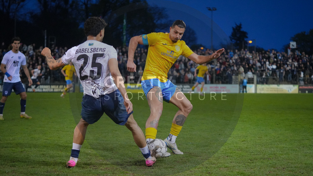 Fußball, Herren, Saison 2025/2026, Regionalliga Nordost, 30. Spieltag, FSV 63 Luckenwalde vs. SV Babelsberg 03, Freitag 17.04.2026, Karl-Liebknecht-Stadion Potsdam | Fußball, Herren, Saison 2025/2026, Regionalliga Nordost, 30. Spieltag, FSV 63 Luckenwalde vs. SV Babelsberg 03, Freitag 17.04.2026, Karl-Liebknecht-Stadion Potsdam, Im Bild: Theo Ogbidi (l. Babelsberg) und Andreas Pollasch (r. Luckenwalde) - Realisiert mit Pictrs.com