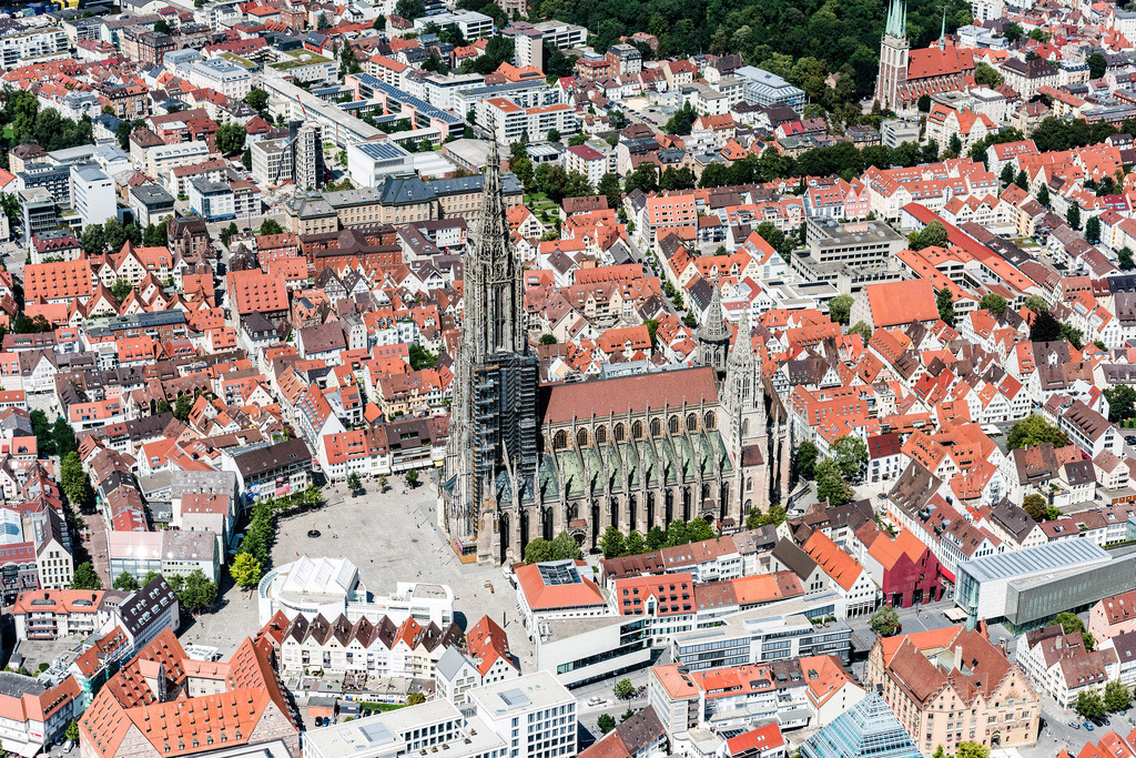 dr__0011337.jpg | ULM 01.08.2017 Stadtansicht des Innenstadtbereiches mit Ulmer Münster in Ulm im Bundesland Baden-Württemberg, Deutschland. // City view of downtown area with Ulmer Muenster in Ulm in the state Baden-Wuerttemberg, Germany. Foto: Daniel Reiter