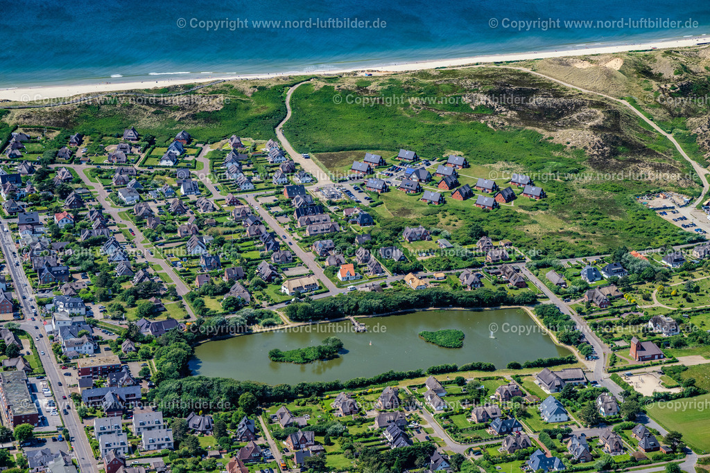 Sylt_Wenningstedt_Dorfteich_ELS_5066130625 | WENNINGSTEDT (SYLT) 21.06.2025 Ortsansicht der Straßen und Häuser der Wohngebiete und dem Dorfteich in Wenningstedt (Sylt) auf der Insel Sylt im Bundesland Schleswig-Holstein, Deutschland. // Town view of the streets and houses of the residential areas and the village pond in Wenningstedt (Sylt) on the island of Sylt in the state Schleswig-Holstein, Germany. Foto: Martin Elsen