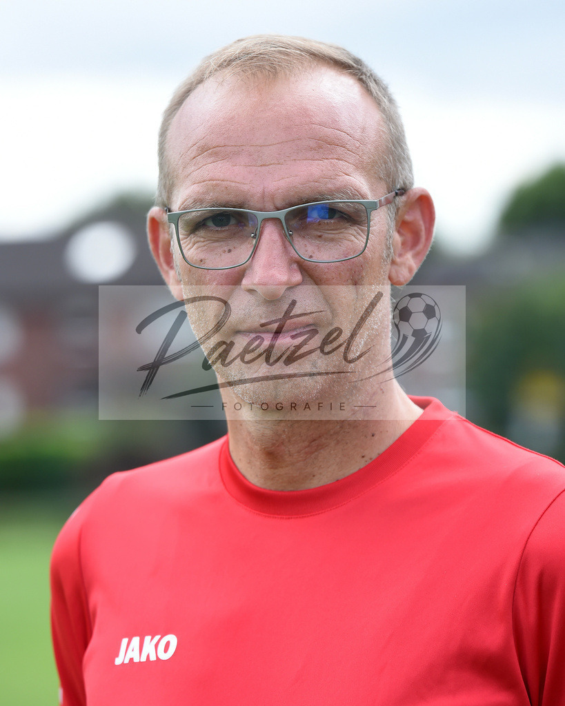 TEAWAL20200823_0024 | Fussball, Herren:   bei der bei der Team Presentation vom TSV Wallenhorst auf der Sportanlage an der Kaisereiche am 23.08.2020 in Wallenhorst, Deutschland. - Realisiert mit Pictrs.com
