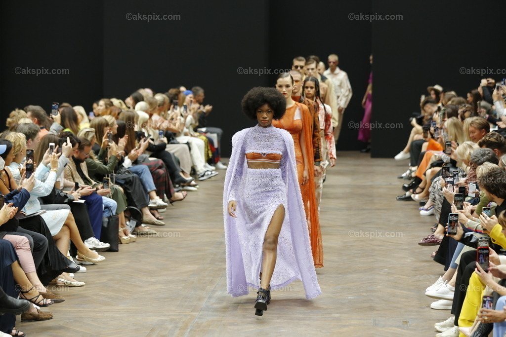 Kilian Kerner auf der  MBFW Spring/Summer 2023 | Mercedes-Benz Fashion Week (MBFW)  Frühling / Sommer 2023 im Hotel Telegraphenamt Berlin in Berlin-Mitte. Die Kollektionen von Kilian Kerner auf der MBFW Spring/Summer 2023. Das Bild zeigt Models mit der Kollektion von Kilian Kerner.