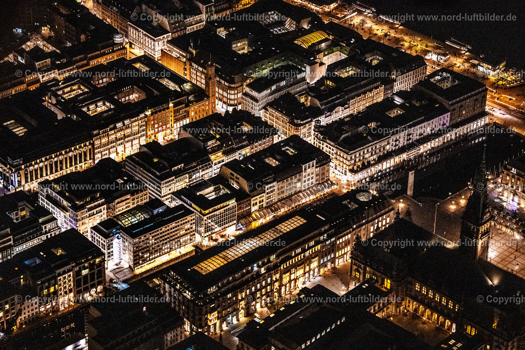 Hamburg_neuer_Wall_Nachtaufnahme_ELS_6793060325 | HAMBURG 06.03.2025 Nacht- Lichter und Beleuchtung Altstadtbereich und Innenstadtzentrum Jungfernstieg - Ballindamm - Große Bleichen am Ufer der Binnenalster in Hamburg, Deutschland. // Night lighting old Town area and city center Jungfernstieg - Ballindonm - Grosse Bleichen on lake shore of Binnenalster in Hamburg, Germany. Foto: Martin Elsen