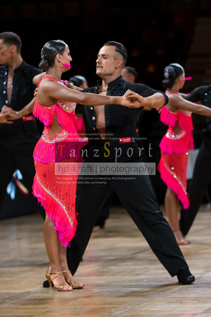 20241109_DM-Formationen_Vorrunde_0510 | Tanzsportbilder, Standardtanz, Lateintanz, WDSF, DTV, LTVB, dancecomp, goc, hessen tanzt, blaues band der spree, walzer, tango, wiener walzer, slowfox, quickstepp, samba, rumba, cha-cha-cha, paso doble. jive, hd-kroft photography, turniertanzsport