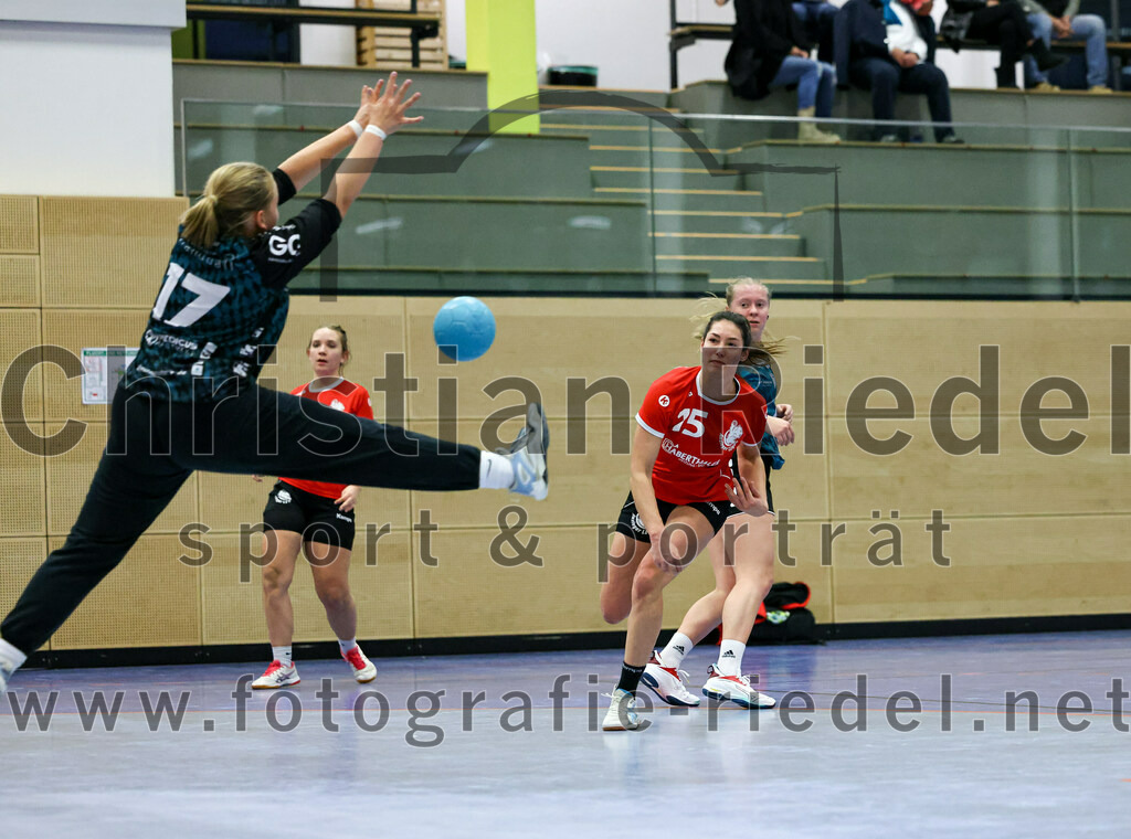 2022-11-27_078_SV_Anzing_gegen_HT_Muenchen_II | Anzing, Deutschland, 27.11.2022:
Handball, Bezirksliga 2022 / 2023, 7. Spieltag, SV Anzing gegen HT München II, Endergebnis: 28:32

Torfrau Jana Amelie Rogozinski (HT München, #17), Laura Greppmair (SV Anzing, #15)

Foto: Christian Riedel / fotografie-riedel.net