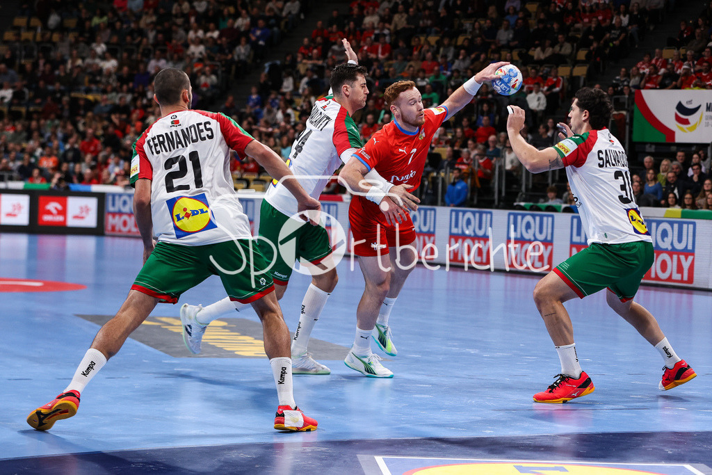 Tschechien - Portugal | Alexandre CAVALCANTI (POR #24) behindert Tomas PIROCH (CZE #7) beim Wurf / Salvador SALVADOR (POR #31) / Zweikampf