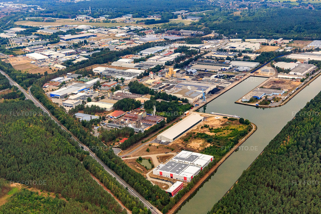 Luftbild: Industriegebiet am Hafen des Elb-Seitenkanal mit VR PLUS Agrar Lüneburg im Ortsteil Hagen in Lüneburg im Bundesland Niedersachsen in Deutschland. Foto: IMG_110016.jpg vom 15.08.2018 durch Werner Riehm/FLY-FOTO.deWWW.VR-PLUS.DE
