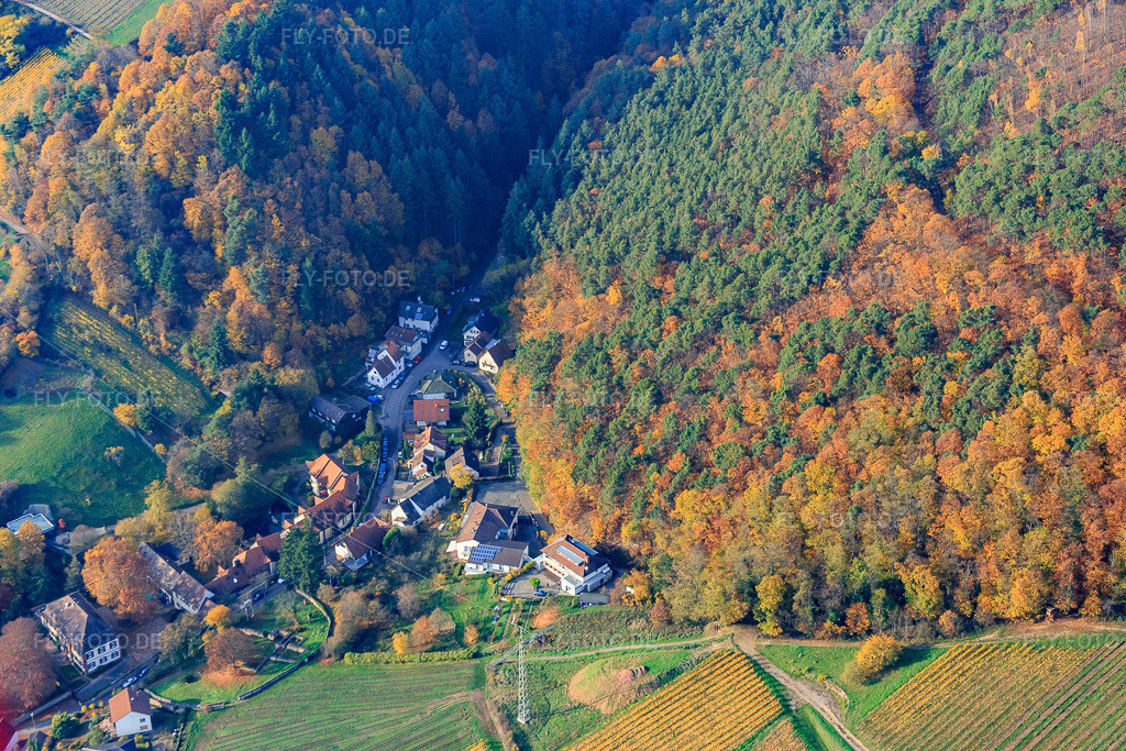 Luftbild: Ortsteil St. Johann mmit Hotel Berghof in Albersweiler im Bundesland Rheinland-Pfalz in Deutschland. Foto: IMG_085118.jpg vom 08.11.2015 durch Werner Riehm/FLY-FOTO.de