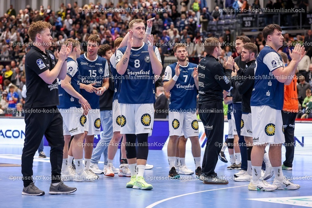 BHC16112501143 | 16.11.2025, Handball, HBL, Bergischer HC - Rhein-Neckar Löwen, Mitsubishi Electric HALLE Düsseldorf: Abschlussjubel nach dem Sieg des BHC - Die Mannschaft liegt sich feiernd in Freude in den Armen