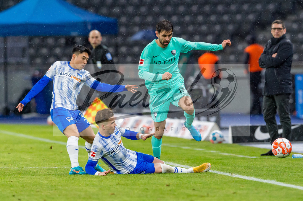 HERBOC20220204_280 | Fussball, Herren: Dong-jun Lee (Hertha BSC), Peter Pekarik (Hertha BSC) und Gerrit Holtmann (VfL Bochum) im Zweikampf bei dem Spiel der 1. Bundesliga zwischen Hertha BSC und VfL Bochum im Olypiastadion am 04.02.2022 in Berlin, Deutschland.DFB / DFL REGULATIONS PROHIBIT ANY USE OF PHOTOGRAPHS AS IMAGE SEQUENCES AND/OR QUASI-VIDEO. - Realisiert mit Pictrs.com