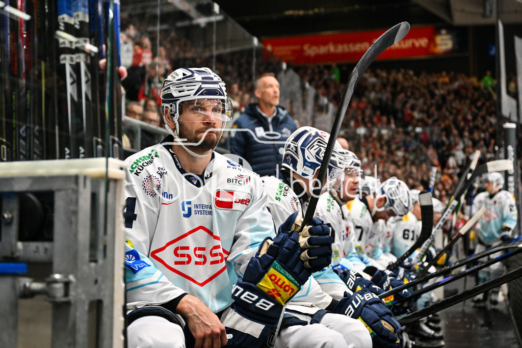 Augsburger Panther - Dresdner Eislöwen | AUGSBURG, DEUTSCHLAND - 06. MÄRZ: im Bild Tomas SYKORA (Eislöwen Dresden 74) mit hängendem Kopf auf der Bank / Einzelfoto / Freisteller während dem Match zwischen den Augsburger Panthern und den Dresdner Eislöwen am 49. Spieltag der Penny DEL im Curt Frenzel Stadion