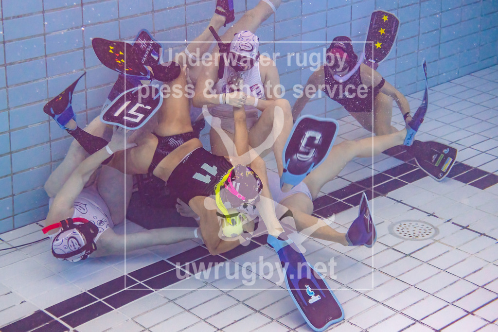 GER, Orcas (Kolumbien) vs. BSI Boblen (Norwegen), Damen, Unterwasser-Rugby, Champions Cup 2024, Finale, 24.11.2024 | Manuela Torres (Orcas, #11) wird von Elisabeth Ose (BSI Boblen, #05) festgehalten. - Realisiert mit Pictrs.com