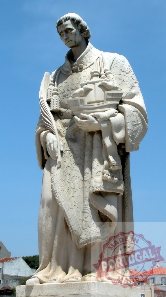 Saint Vincent holding ship and palm frond, Lisbon statue. Centro Portugal | Saint Vincent holding a ship and palm frond, representing martyrdom and patronage of Lisbon - Realisiert mit Pictrs.com