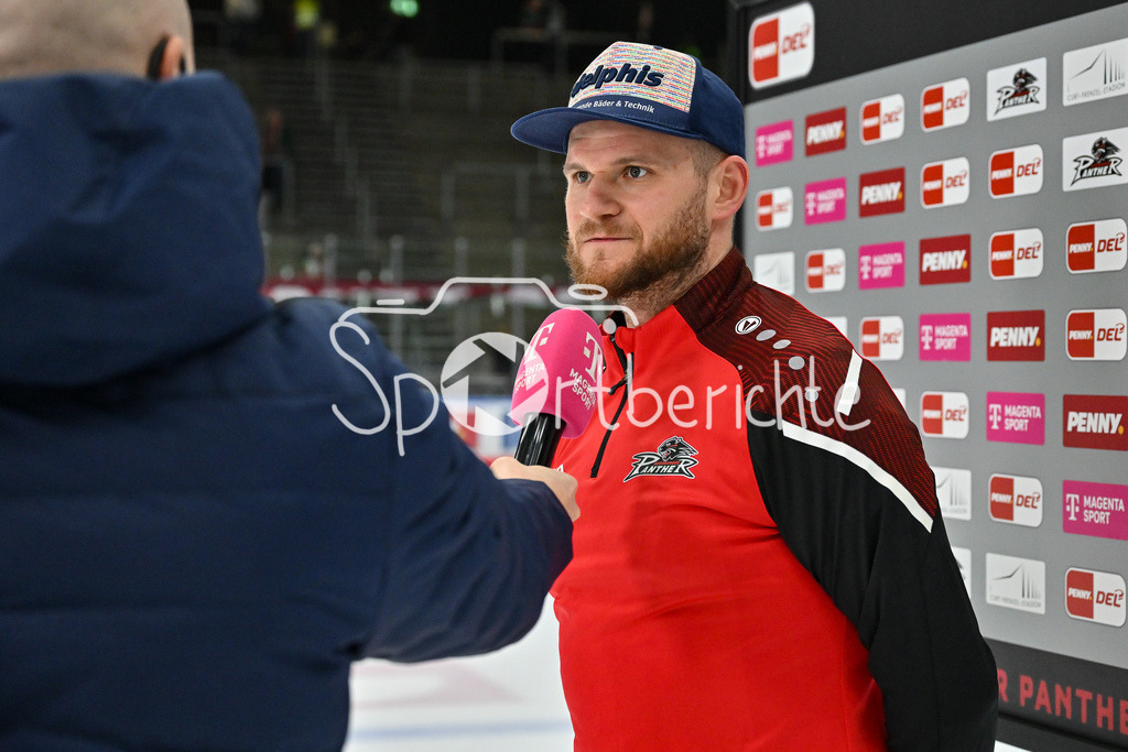 Augsburger Panther - Adler Mannheim | Beim Interview von MagentaSport Maximilian RENNER (Augsburger Panther #58) / FReisteller / Einzelfoto / DEL: Augsburger Panther - Adler Mannheim, Curt Frenzel Stadion am 16.02.2025