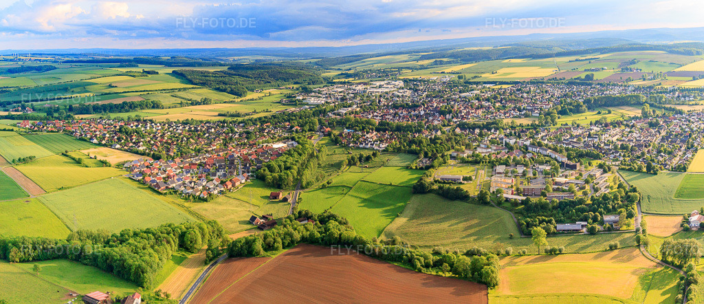 Luftbild: Stadtpanorama aus Nordosten in Brakel im Bundesland Nordrhein-Westfalen in Deutschland. Foto: IMG_65453-Bearbeitet.jpg vom 24.05.2014 durch Werner Riehm/FLY-FOTO.deAuflösung des Originals: 7730 x 3333 px