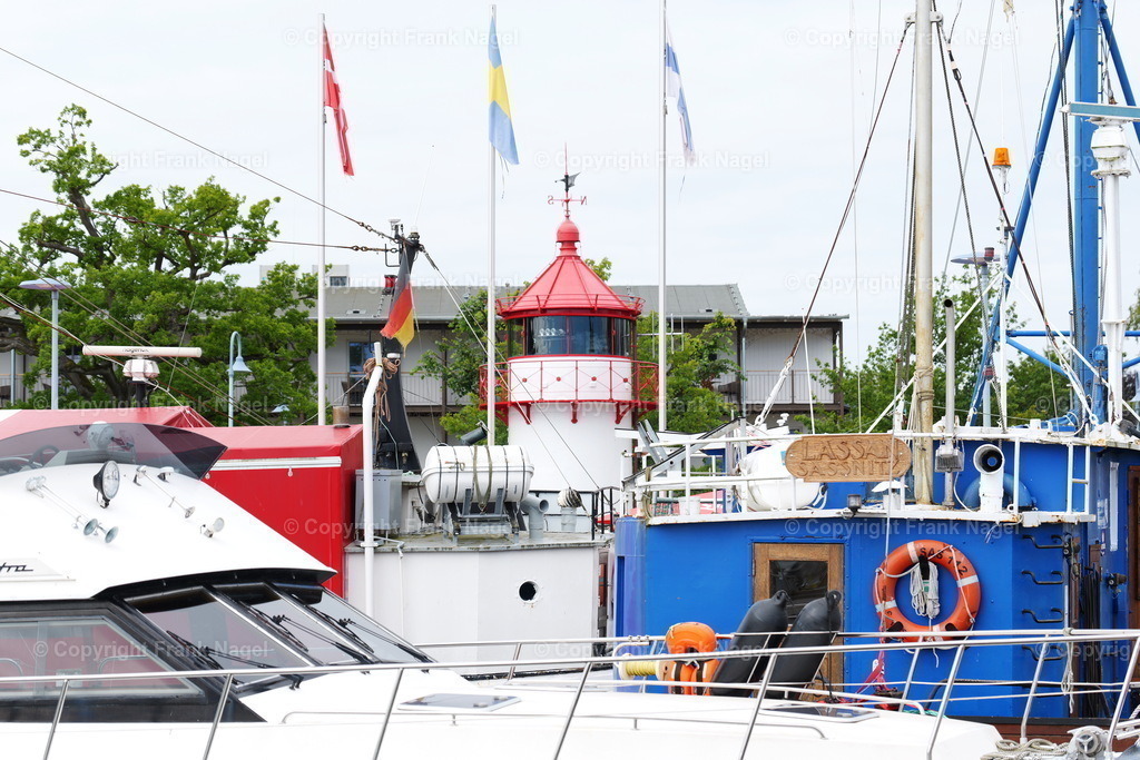 Leuchtturm in Lauterbach | Auf der Insel Rügen in Lauterbach dient der Leuchtturm als Leitfeuer. - Realisiert mit Pictrs.com