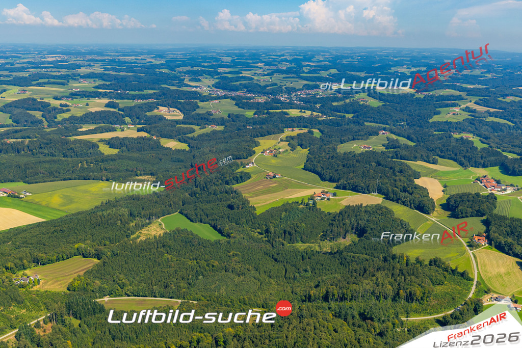 Das Luftbild zeigt : Berg Reischach - Die Luftaufnahme wurde 2024 vom UL-Flugzeug aus erstellt ( keine Drohne ) - Hochauflösende Luftaufnahme - Für grossformatige Ausdrucke geeignet. Die Geschenkidee !Mit Lizenz und Bildrechte bestellbar