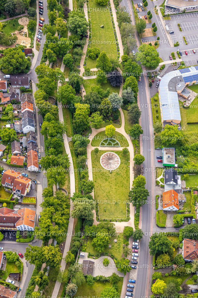 Soest220600438 | Luftbild, Luftbild, Rosengarten mit Springbrunnen und Wall Soest, Soest, Soester Boerde, Nordrhein-Westfalen, Deutschland