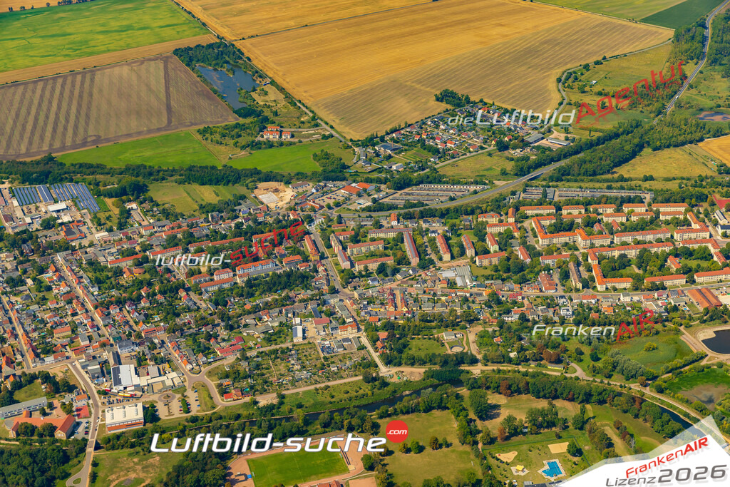 Neue Luftbildaufnahme der Stadt Calbe - Das Luftbild wurde 2025 vom UL-Flugzeug heraus erstellt ( keine Drohnenaufnahme ) - Hochauflösende Luftaufnahme - für Wandbilder und großformatige Ausdrucke geeignet. Das besondere Geschenk!Hier alle&nbsp;Infos zur Lizenzierung der LuftaufnahmeWir fliegen auch dieses Jahr wieder in Ihre Region um Luftbilder zu erstellen.- Luftbild anfragen