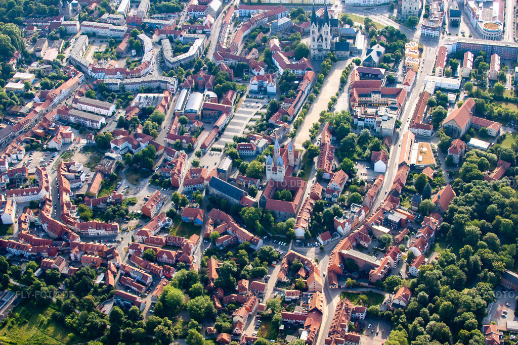 Luftbild: Liebfrauenkirche mit Domplatz und Dom in Halberstadt im Bundesland Sachsen-Anhalt in Deutschland. Foto: IMG_58389.jpg vom 30.06.2013 durch Werner Riehm/FLY-FOTO.de
