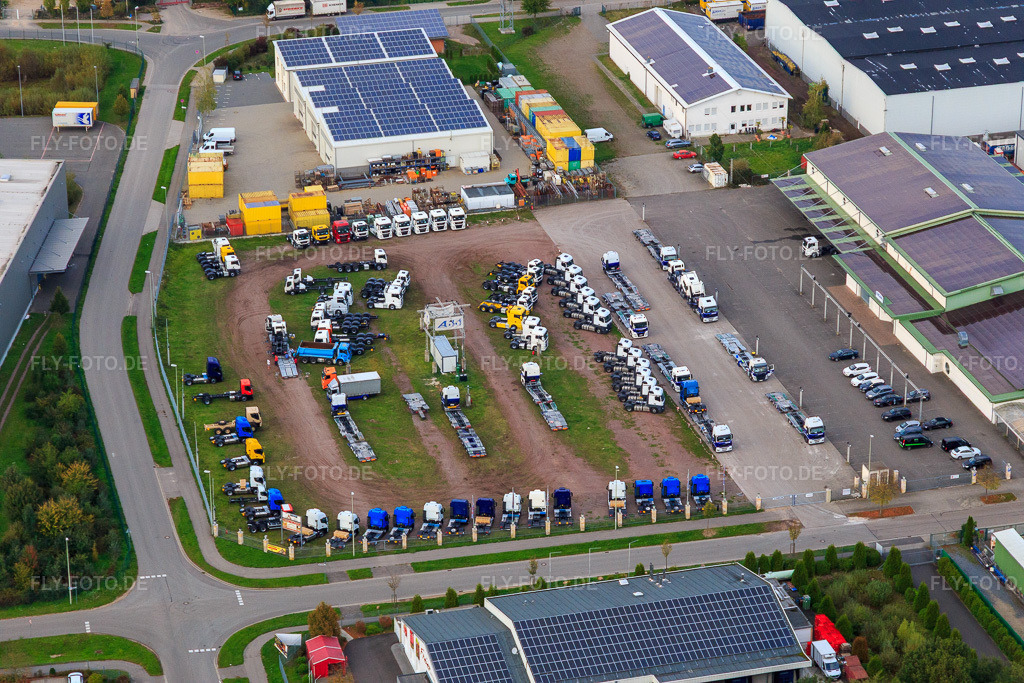 Luftbild: Lagerplatz für noch unverkaufte Daimler Actros-LKW auf dem ehemaligen Disco-Parkplatz im Ortsteil Minderslachen in Kandel im Bundesland Rheinland-Pfalz in Deutschland. Foto: IMG_103882.jpg vom 01.10.2017 durch Werner Riehm/FLY-FOTO.de