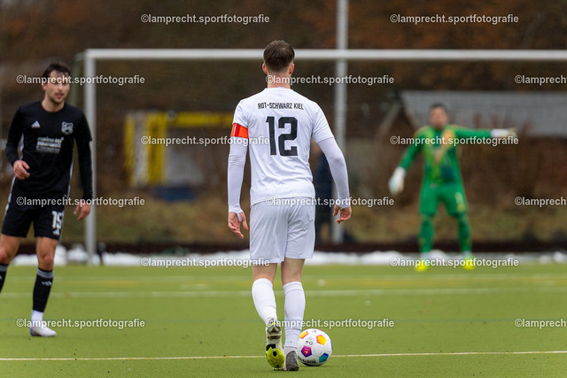 Fußball I Herren I Saison 2025-2026 I Landesfreundschaftsspiel I SC Rönnau - SSG Rot-Schwarz Kiel 066 | Mika Tom Rosenthal (12, SSG Rot-Schwarz Kiel) - Realisiert mit Pictrs.com