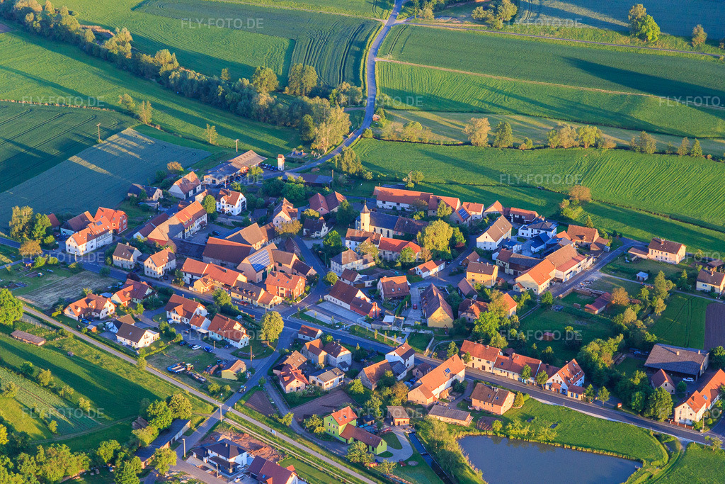 Luftbild: Ortsansicht von Norden im Ortsteil Mönchherrnsdorf in Burgebrach im Bundesland Bayern in Deutschland. Foto: IMG_100443.jpg vom 27.05.2017 durch Werner Riehm/FLY-FOTO.de