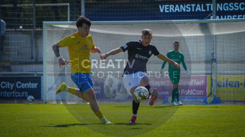 FFußball, Herren, Saison 2025/2026, Regionalliga Nordost, 31. Spieltag, FSV 63 Luckenwalde vs. FSV Zwickau, Sonntag 26.04.2026, Werner-Seelenbinder-Stadion Luckenwalde | Fußball, Herren, Saison 2025/2026, Regionalliga Nordost, 31. Spieltag, FSV 63 Luckenwalde vs. FSV Zwickau, Sonntag 26.04.2026, Werner-Seelenbinder-Stadion Luckenwalde, Im Bild: Matthew Meier (l. Luckenwalde) und Jonas Dittrich (r. Zwickau) - Realisiert mit Pictrs.com