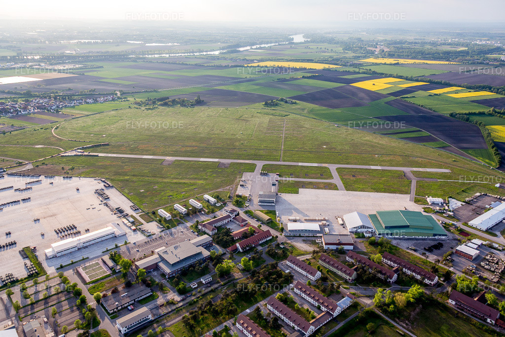 Luftbild: Gesperrte Startbahn und Landebahn am ehemaligen Flugplatz Coleman der US Air force im Ortsteil Sandhofen in Mannheim im Bundesland Baden-Württemberg in Deutschland. Foto: IMG_088274.jpg vom 09.05.2016 durch Werner Riehm/FLY-FOTO.de