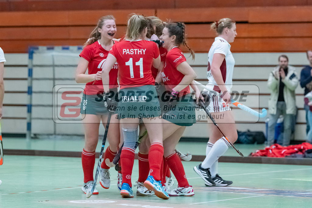 HK_20230122_103092 | 1. Bundesliga ( Halle ) Damen Crefelder HTC - Rot-Weiss Köln am 22.1.2023 Crefelder HTC  ( CHTC ) Halle Glockenspitz , Krefeld , Hamacher Leni ( Crefelder HTC #26 ) , Alina Pasthy ( Crefelder HTC #11 ) , Causin Anna-Sopie ( Crefelder HTC #20 )