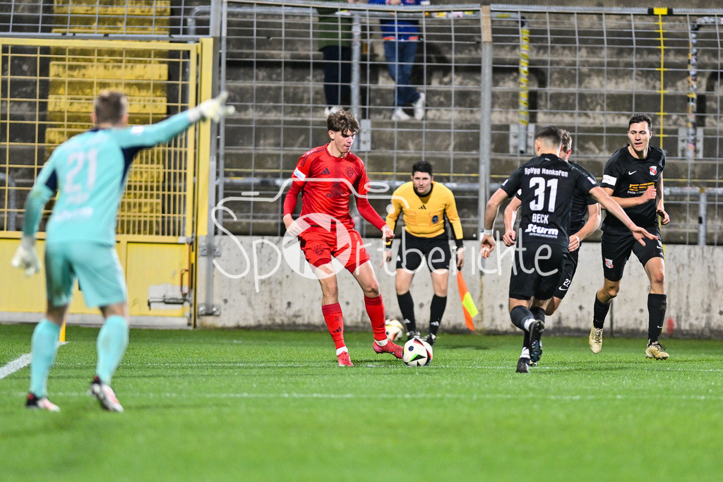 FC Bayern Amateure - SpVgg Hankofen-Hailing | im Duell Guido DELLA ROVERE (FC Bayern München II #10) und Tobias RICHTER (Hankofen 10) / Zweikampf / Regionalliga Bayern: FC Bayern Muenchen II - SpVgg Hankofen-Hailing, Gruenwalder Stadion am 28.03.2025