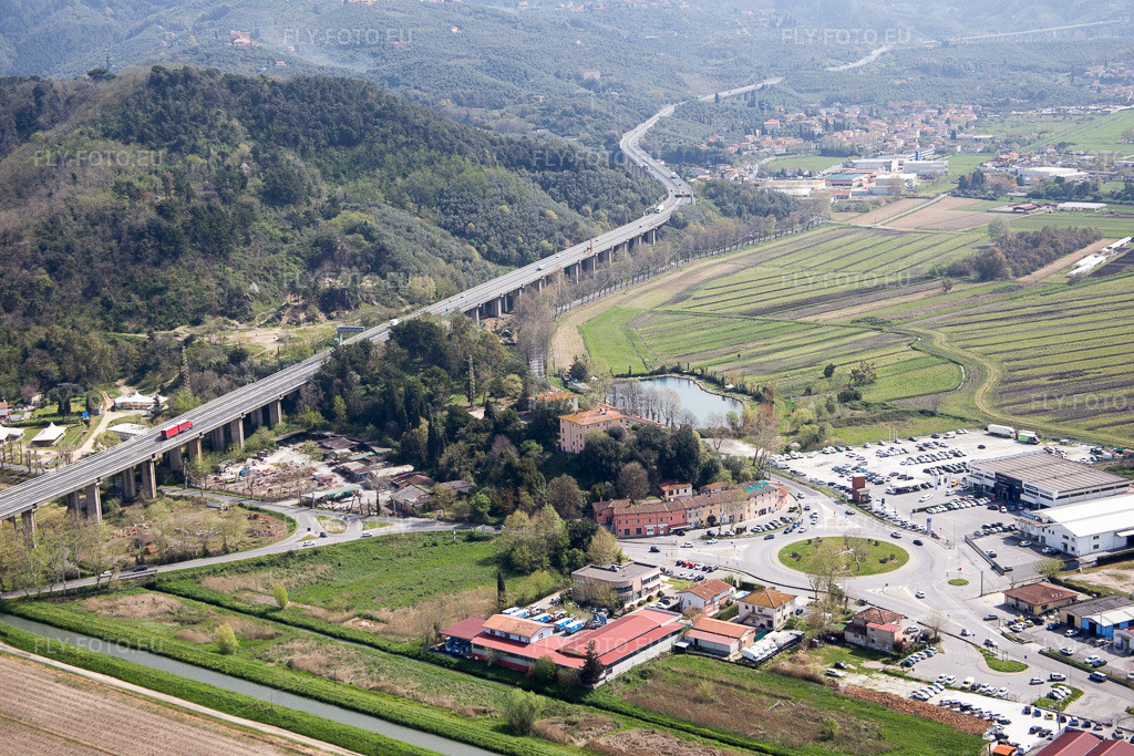 Vue aérienne: Vue de la ville à Massarosa dans le département Lucca, Italie. Photo: IMG_087216.jpg prise le 04/04/2016 par Werner Riehm/FLY-FOTO.eu – Résolution de l'original: 5472 x 3648 px