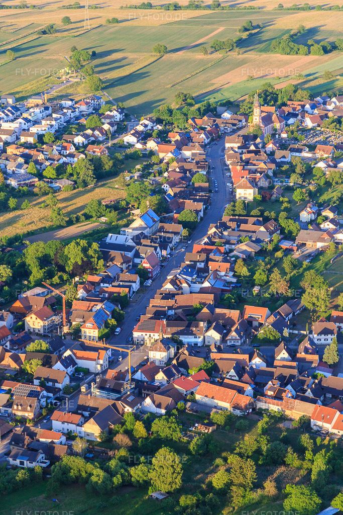 Luftbild: Kirchstraße bis St. Ulrich im Ortsteil Oberhausen in Rheinhausen im Bundesland Baden-Württemberg in Deutschland. Foto: IMG_147954.jpg vom 30.05.2025 durch Werner Riehm/FLY-FOTO.de